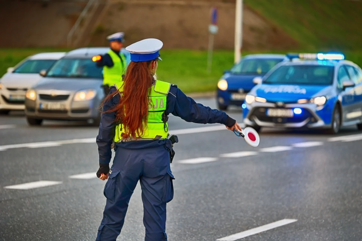 We Wrocławiu trwa obława na kierowcę volkswagena passata, który podczas kontroli drogowej ruszył swoim pojazdem w kierunku policjanta. Funkcjonariusz użył broni służbowej. Nikomu nic się nie stało.