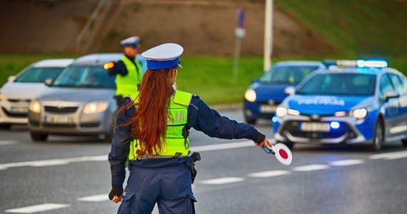 We Wrocławiu trwa obława na kierowcę volkswagena passata, który podczas kontroli drogowej ruszył swoim pojazdem w kierunku policjanta. Funkcjonariusz użył broni służbowej. Nikomu nic się nie stało.