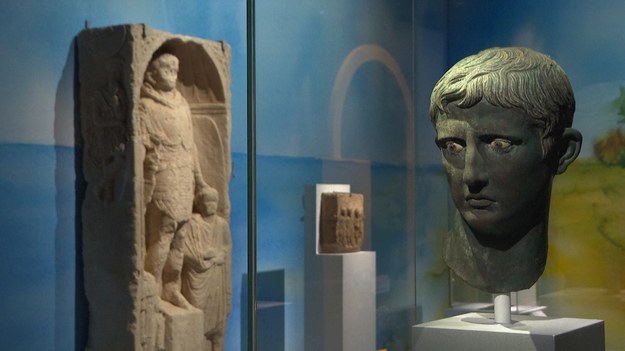 1 lutego w Muzeum Brytyjskim w Londynie otworzyła się wystawa „Legion. Życie Armii rzymskiej”. Ekspozycja opowiada nie o wielkich bitwach czy sławnych przywódcach, ale o życiu zwykłych rzymskich żołnierzy. 

"Wystawa to inne podejście do tematu, o którym wiele osób słyszało. Rzuca światło na sprawy raczej nieznane. Moim zdaniem jedną z najbardziej wyjątkowych rzeczy odnośnie archeologii Rzymian jest ilość obiektów, którymi dysponujemy. Materiału badawczego jest mnóstwo. Możemy zaangażować go w opowiadanie różnych historii." - mówi Carolina Rangel de Lima, kurator wystawy.