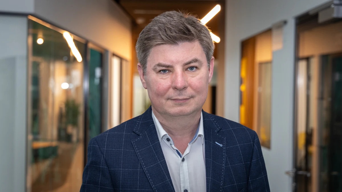 "Wiem z analizy tego, co działo się w kancelarii premiera w listopadzie i grudniu, że bardzo wielu polityków, współpracowników ze strony PiS-u, szukało miejsca ucieczki w Orlenie. To była taka 'ziemia obiecana' dla tych, którzy chcieli się ewakuować przed przyjściem nowej władzy" – mówił w Rozmowie o 7:00 w Radiu RMF24 Jan Grabiec. Szef kancelarii premiera Donalda Tuska podkreślał, że sytuacja w Orlenie jest teraz bardzo trudna. "Wiemy o zarzutach ze strony służb. Myślę, że jak najszybciej powinien pojawić się nowy zarząd i chwytać lejce w ręce, zacząć panować nad spółką" – mówił polityk. 