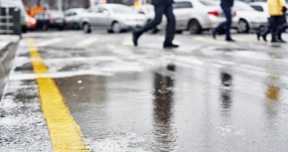 ​Piątek będzie pochmurny i deszczowy. Popada też deszcz ze śniegiem i śnieg. Wieczorem zacznie wiać silny wiatr. Termometry wskażą od -1 do 7 stopni C. - poinformował Michał Ogrodnik, synoptyk Centralnego Biura Prognoz Instytutu Meteorologii i Gospodarki Wodnej.