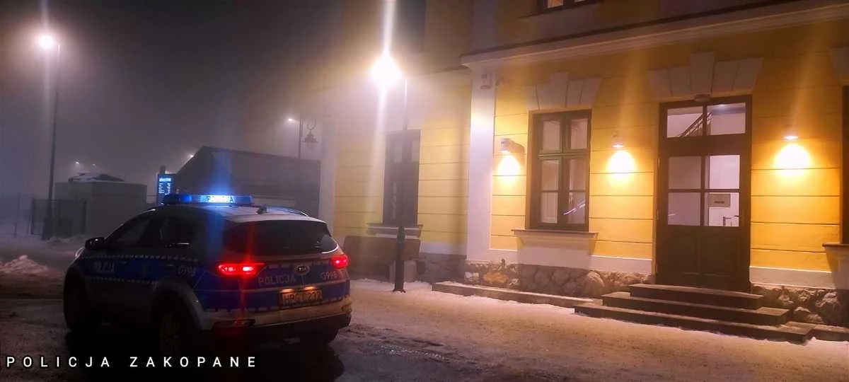 Zakopiańscy policjanci pomogli 18-latce, która w nocy na mrozie czekała przed dworcem kolejowym na poranny pociąg. Jak przekazali mundurowi, "ostatecznie udało się przekonać pracownika ochrony dworca, który pozwolił 18-latce zaczekać na pociąg w ciepłym miejscu".