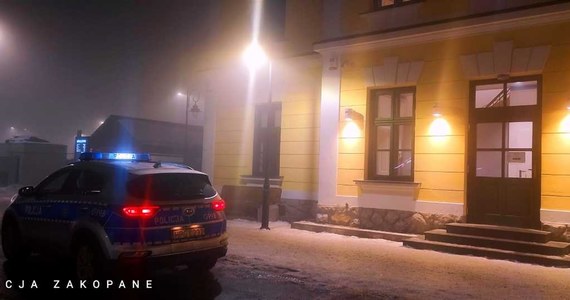 Zakopiańscy policjanci pomogli 18-latce, która w nocy na mrozie czekała przed dworcem kolejowym na poranny pociąg. Jak przekazali mundurowi, "ostatecznie udało się przekonać pracownika ochrony dworca, który pozwolił 18-latce zaczekać na pociąg w ciepłym miejscu".