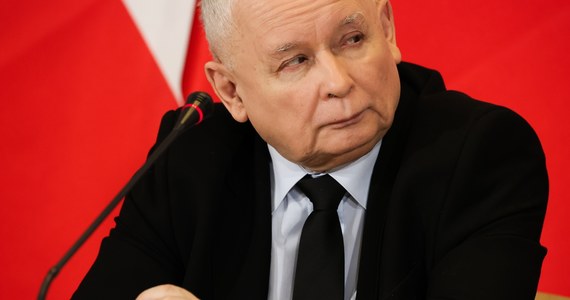 "Adam Bodnar, podporządkowując wszystko politycznemu celowi Donalda Tuska, doprowadził do sytuacji zagrażającej ofiarom przestępstw — i niezwykle korzystnej dla ich sprawców" - ocenił w specjalnym oświadczeniu lider Prawa i Sprawiedliwości Jarosław Kaczyński. "Zakwestionowanie przez Adama Bodnara umocowania Prokuratora Krajowego - będącego przełożonym wszystkich prokuratorów skutkuje wątpliwościami co do tego, czy jakikolwiek prokurator w Polsce jest uprawnionym oskarżycielem w postępowaniach karnych" - dodał. Jego zdaniem "niekompetencja Bodnara doprowadzi do uwolnienia tysięcy przestępców od odpowiedzialności karnej". 
