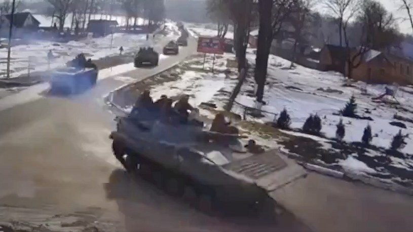 24 lutego 2022 roku o 4 w nocy rozpoczęła się niczym niesprowokowana inwazja Rosji na Ukrainę. Wówczas w sieci zaczęło pojawiać się mnóstwo filmów, na których uwieczniono wjazd kolumn rosyjskich pojazdów. Pokazujemy nieznane wcześniej nagrania.