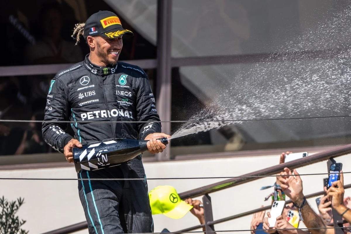Siedmiokrotny mistrz świata Formuły 1 Brytyjczyk Lewis Hamilton po sezonie 2024 przejdzie z Mercedesa do Ferrari. Sensacyjną wiadomość przekazały oba zespoły.