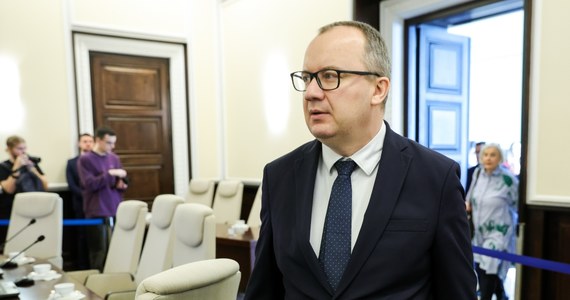 "Przepraszam za krzywdę, której doznaliście ze strony Państwa Polskiego" - powiedział na spotkaniu z organizacjami działającymi na rzecz osób LGBT+ minister sprawiedliwości Adam Bodnar. Zapowiedział prace nad nowelą Kodeksu karnego w zakresie zwalczania nienawiści.