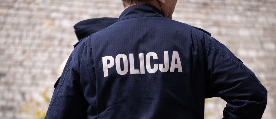 Policja pod nadzorem prokuratury wyjaśnia okoliczności śmieci dwumiesięcznej dziewczynki w jednym z domów w Sokółce na Podlasiu. Zatrzymano rodziców dziecka.