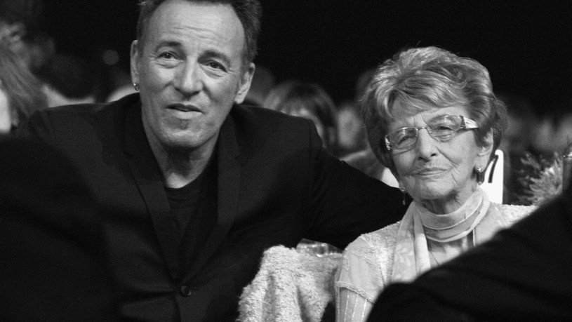 Nie żyje Adele Springsteen, matka słynnego wokalisty Bruce'a Springsteena. O śmierci kobiety poinformował w mediach społecznościowych sam gwiazdor. Adele Springsteen za kilka miesięcy obchodziłaby 99. urodziny. Ogłaszając odejście mamy 74-letni gwiazdor rocka pokazał wzruszające nagranie z jej udziałem.