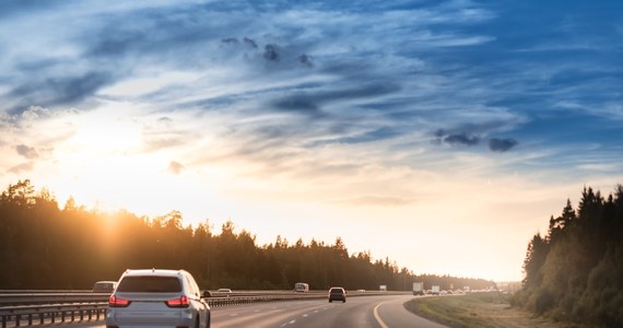 Dzisiaj (2.02) zostanie uruchomiony odcinkowy pomiar prędkości na autostradowej obwodnicy Poznania, na fragmencie trasy pomiędzy węzłami Poznań Komorniki i Poznań Krzesiny - poinformowała spółka Autostrada Wielkopolska. Co czwarty samochód osobowy na autostradowej obwodnicy Poznania przekracza dozwoloną prędkość - wynika z badań spółki Autostrada Wielkopolska.