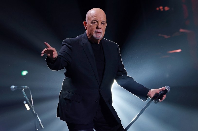 Billy Joel przechodził przez twórczy kryzys. W końcu udało mu się go przezwyciężyć i ukończyć pierwszą od 17 lat piosenkę. Posłuchaj "Turn The Lights Back On"!