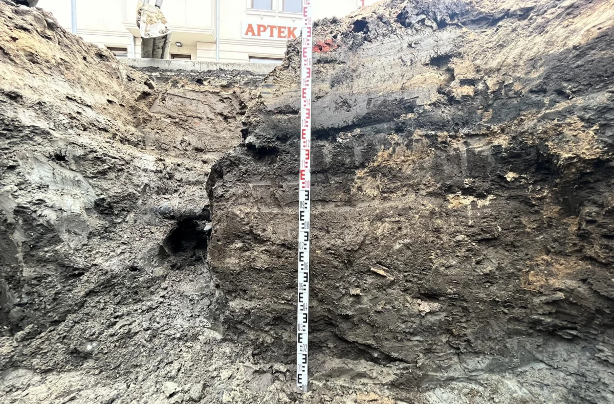 Kolejne odkrycie archeologiczne w Kamieniu Pomorskim. Muzeum Historii Ziemi Kamieńskiej przekazało, że trakcie przebudowy dróg w mieście natrafiono na średniowieczny trakt. Niedawno instytucja informowała także o odnalezieniu renesansowej srebrnej monety Albrechta Hohenzollerna. 