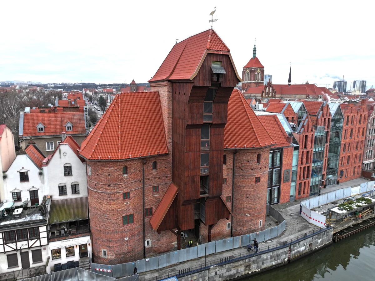Największy od półwiecza remont gdańskiego Żurawia - dobiega końca! Podczas prac znaleziono przedmioty nawet z XV wieku - wiele monet, plomb kupieckich i ozdób. Od 30 kwietnia przedmioty te będzie można obejrzeć w tym najbardziej rozpoznawalnym budynku w Gdańsku, który zyska nowy blask.