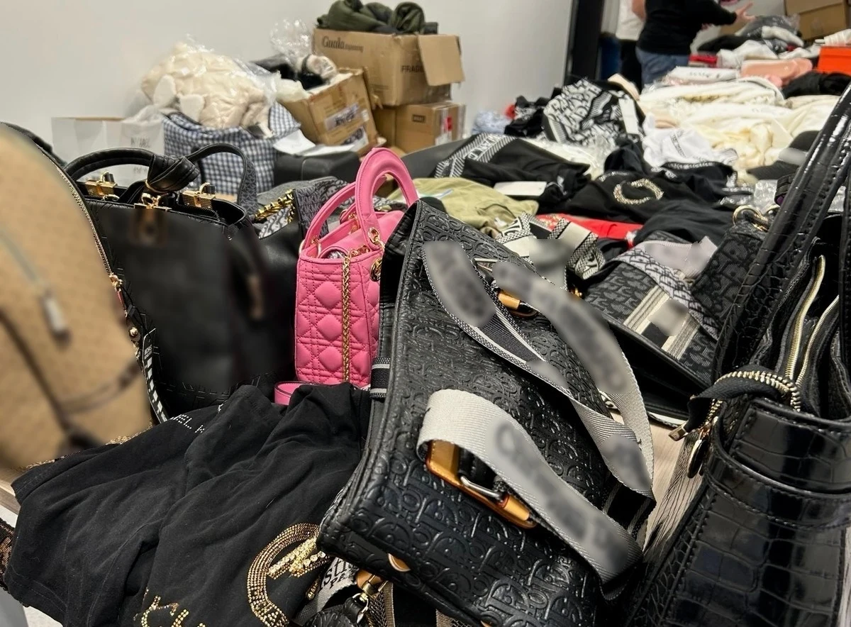 Policjanci z Piły zatrzymali 48-letnią kobietę, która za pośrednictwem internetu sprzedawała odzież z podrobionymi znakami prestiżowych marek. Pokrzywdzonymi w tej sprawie są 34 firmy. Wartość podrobionych towarów oszacowano na kwotę przekraczającą 1 milion zł.