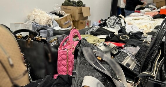 Policjanci z Piły zatrzymali 48-letnią kobietę, która za pośrednictwem internetu sprzedawała odzież z podrobionymi znakami prestiżowych marek. Pokrzywdzonymi w tej sprawie są 34 firmy. Wartość podrobionych towarów oszacowano na kwotę przekraczającą 1 milion zł.
