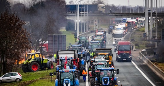 Nawet 150 polskich kierowców może być zablokowanych przed belgijskim portem Zeebrugge na północy Belgii. Od wtorku oczekują tam na zakończenie protestów rolników, którzy zablokowali drogi, w tym arterię prowadzącą do portu. „Kończy nam się jedzenie, nie ma bieżącej wody, żadnej pomocy. Nikt nie dowozi ciepłych posiłków” – mówi w rozmowie z dziennikarką RMF FM pan Janusz, który wiezie samochody. Zniesienia blokad zażądał premier Belgii Alexander De Croo.