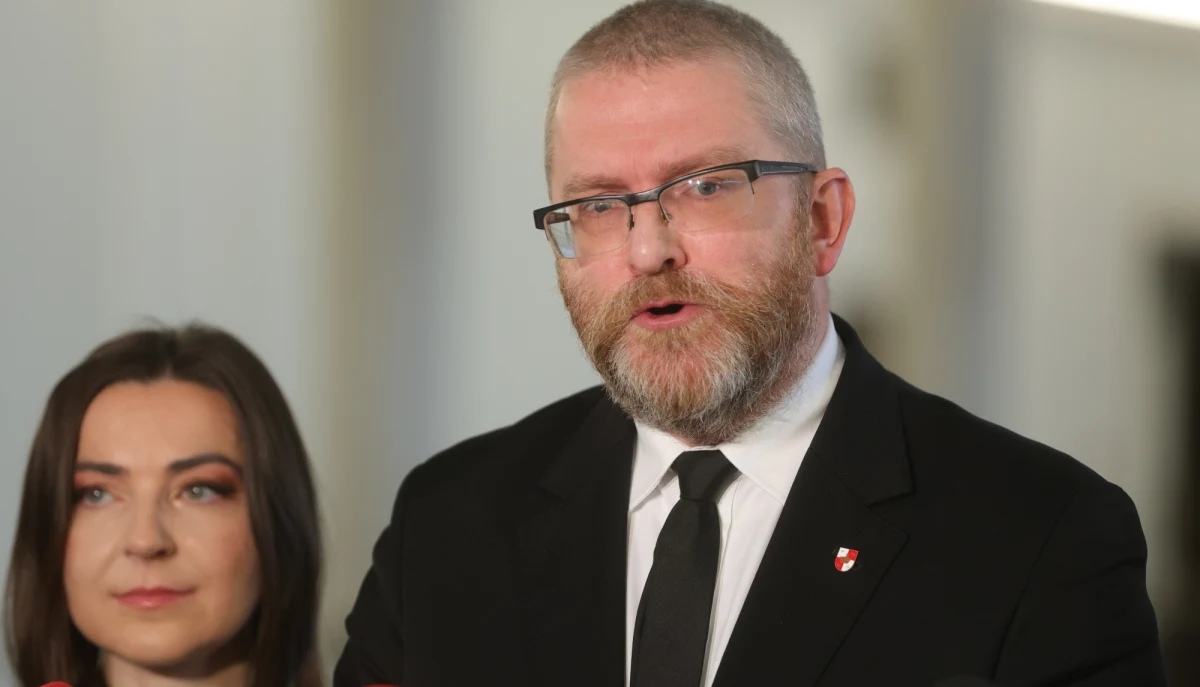 Klub Konfederacji 24 stycznia jednogłośnie zagłosował za odwieszeniem w prawach członka posła Grzegorza Brauna. "Nie ma w tym nic nadzwyczajnego, może on teraz swobodnie sprawować swój mandat poselski" - powiedziała rzecznik Konfederacji Ewa Zajączkowska-Hernik.