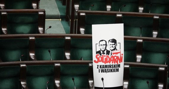 Państwowa Komisja Wyborcza nie osiągnęła porozumienia w sprawie przekazania marszałkowi Sejmu listy kandydatów, którzy mogliby objąć mandat poselski po byłym szefie resortu spraw wewnętrznych i administracji Mariuszu Kamińskim. Szymon Hołownia, który podtrzymał prośbę o jej przekazanie, nie może bez tego rozpocząć procedury obsadzania wolnego miejsca w Sejmie. 