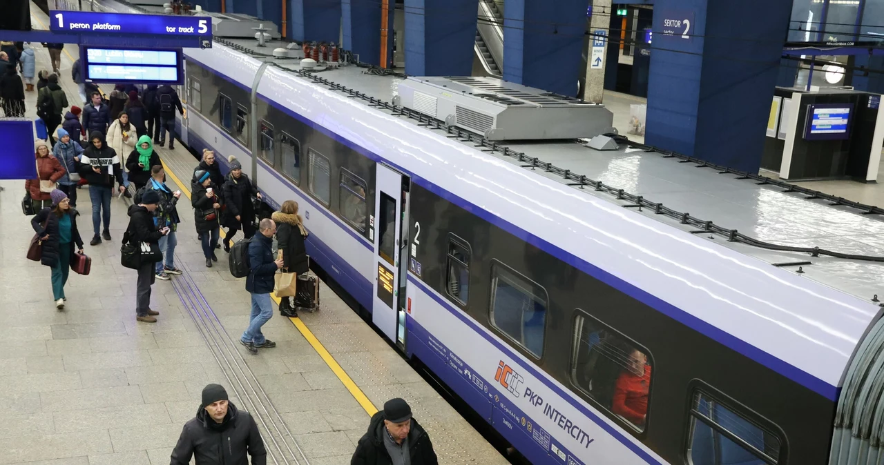 Pasażerowie na Dworcu Centralnym w Warszawie. Tam opłaty za korzystanie z WC należą do najwyższych