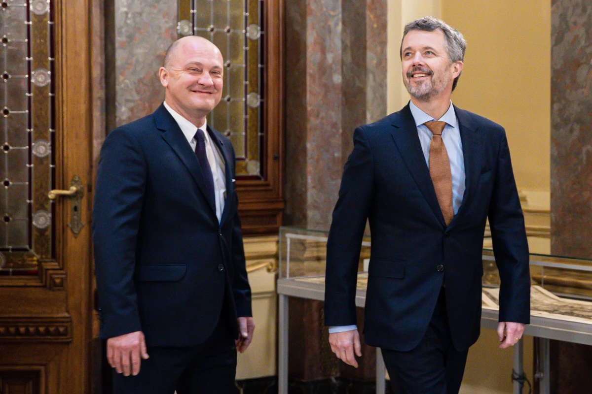 Król Danii Fryderyk X odwiedził Szczecin. Przyleciał już w czwartek po południu, dziś wziął udział we wmurowaniu kamienia węgielnego pod duńską fabrykę. Odwiedził też żołnierzy w Wielonarodowym Korpusie NATO. To pierwsza zagraniczna podróż Fryderyka X, który tron Danii objął zaledwie 3 tygodnie temu.