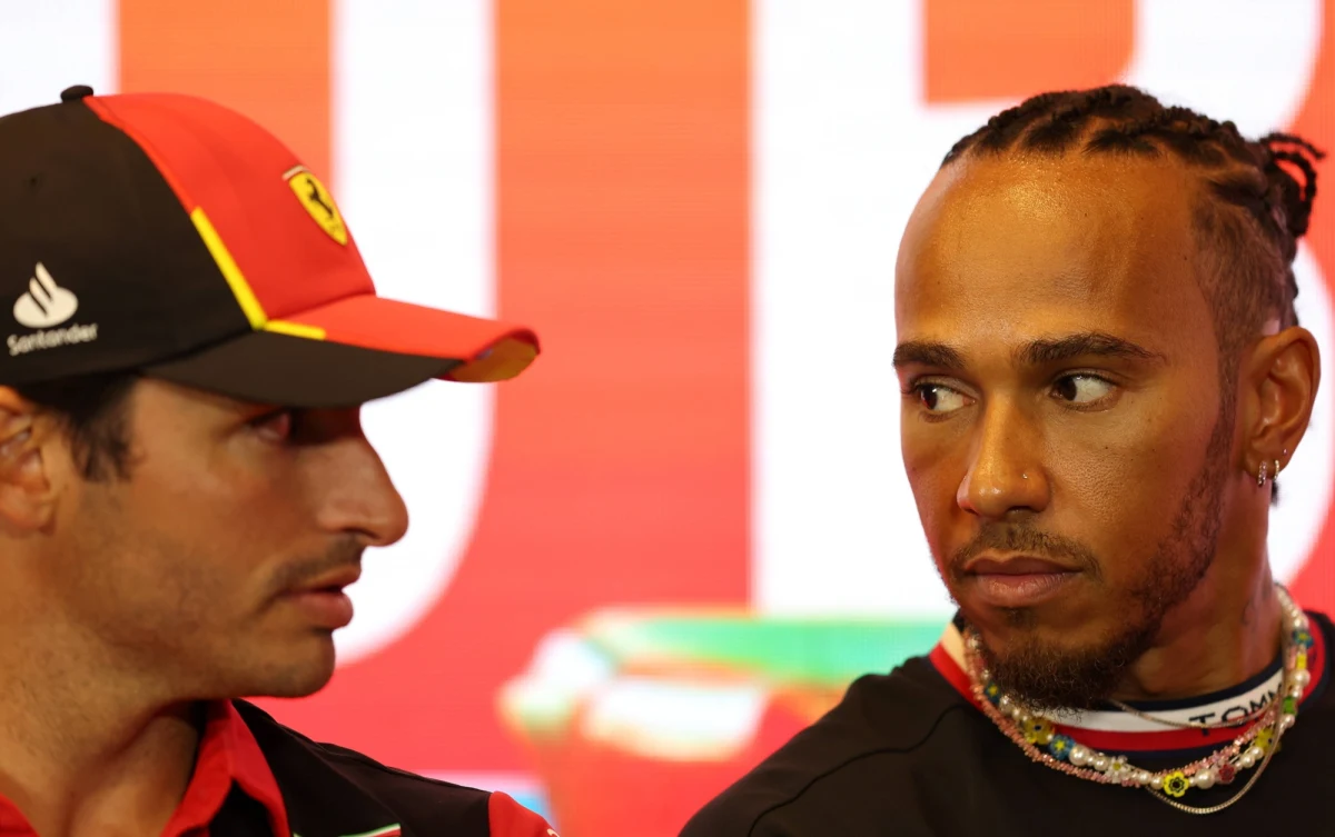 Siedmiokrotny mistrz świata Formuły 1 Brytyjczyk Lewis Hamilton po sezonie 2024 przejdzie z Mercedesa do Ferrari. Sensacyjną wiadomość przekazały oba zespoły. Od nowego sezonu będzie w nowym kostiumie, w nowym bolidzie za nowe, ogromne pieniądze. "Stwierdzenie, że jest to transferowe trzęsienie ziemi, byłoby poważnym niedopowiedzeniem" – powiedział w Radiu RMF24 dziennikarz i komentator sportowy Mikołaj Sokół w rozmowie z Piotrem Salakiem.
