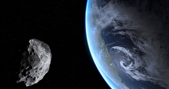 O godz. 15:41 asteroida 2008 OS7 przelatująca obok Ziemi była najbliżej naszej planety. Jej rozmiary mogą wynosić od 210 do 480 metrów, a prędkość poruszania się wynosi około 18 km/s.