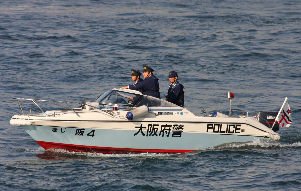 ​Biuro Straży Przybrzeżnej w Moji zatrzymało 74-latka pod zarzutem wyrzucenia ok. 900 kg ulotek reklamowych do cieśniny Kanmon w zachodniej Japonii - podał w piątek portal Mainichi.