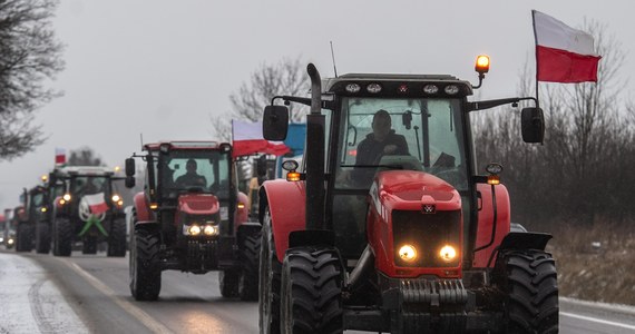 "Będziemy próbować powstrzymać kolejne rolnicze blokady dróg" - tak zapewnia w rozmowie z RMF FM minister rolnictwa Czesław Siekierski. To odpowiedź na zapowiedź strajku generalnego, który na najbliższy piątek planuje Solidarność Rolników Indywidualnych. W ten sposób - jak tłumaczą - sprzeciwiają się decyzjom Brukseli w sprawie importu produktów rolnych z Ukrainy i bierności polskiego rządu.