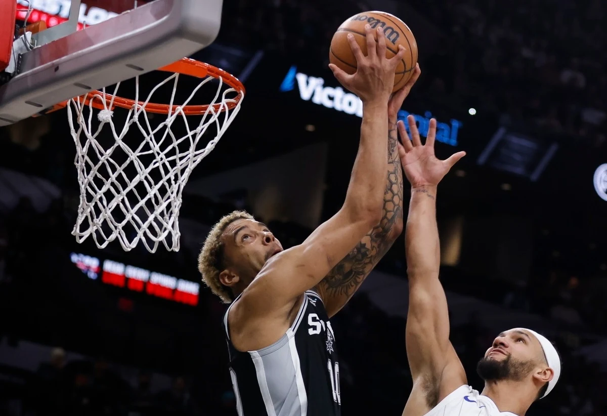 Koszykarze San Antonio Spurs przegrali u siebie 113:114 z New Orleans Pelicans w lidze NBA. Dobry mecz zanotował Jeremy Sochan, który zebrał aż 16 piłek, co jest rekordem jego kariery. Polak dodał 15 punktów.