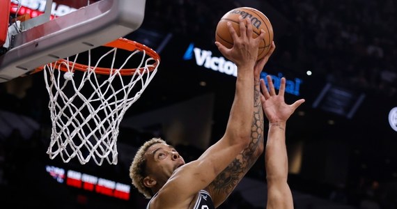 Koszykarze San Antonio Spurs przegrali u siebie 113:114 z New Orleans Pelicans w lidze NBA. Dobry mecz zanotował Jeremy Sochan, który zebrał aż 16 piłek, co jest rekordem jego kariery. Polak dodał 15 punktów.