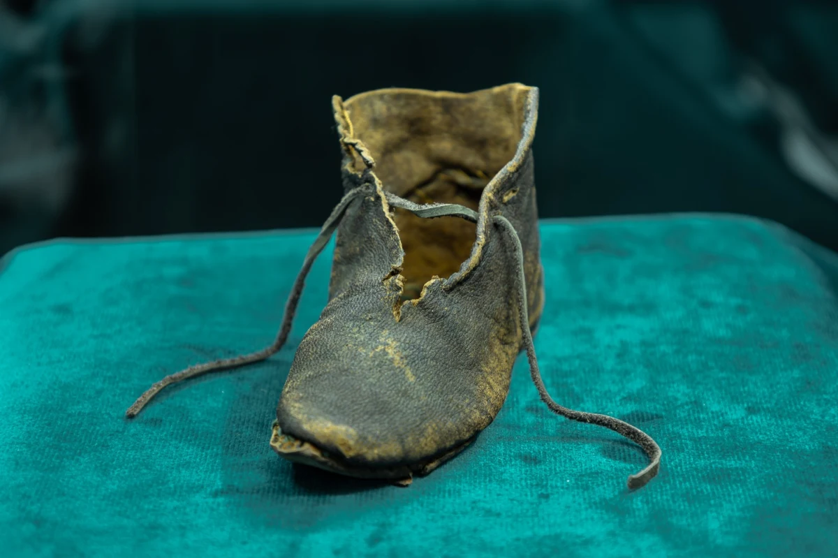 Skórzany bucik dziecięcy z okresu późnego średniowiecza, odkryty podczas prac wykopaliskowych w Tykocinie (Podlaskie), został lutowym zabytkiem miesiąca w Muzeum Podlaskim w Białymstoku. Można go oglądać do końca miesiąca.