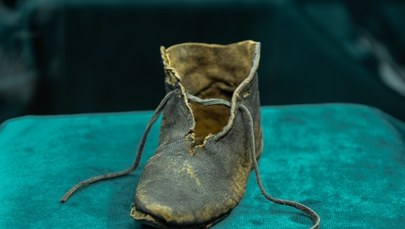 Średniowieczny dziecięcy bucik zabytkiem miesiąca w Muzeum Podlaskim