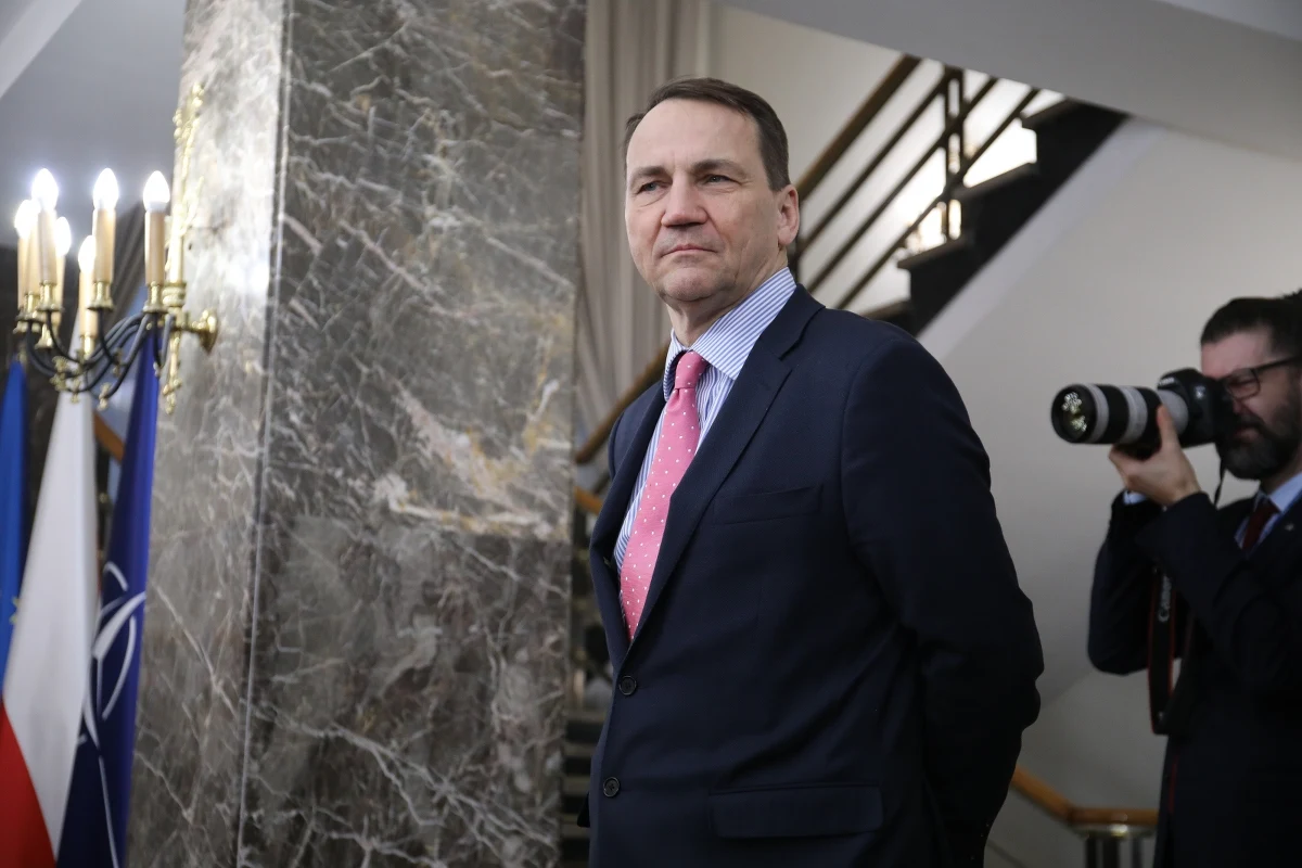 Minister spraw zagranicznych Radosław Sikorski podkreślił, że Polska uznaje niepodległość Ukrainy w jej międzynarodowo ustanowionych granicach, które wielokrotnie potwierdziła Federacja Rosyjska. Kontrowersje wywołała piątkowa wypowiedź prezydenta Andrzeja Dudy o przyszłości Krymu.