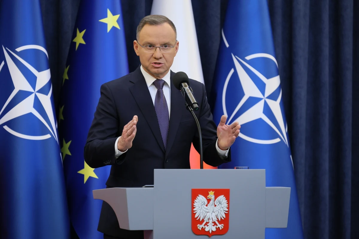 "Rosja łamie prawo międzynarodowe, jest agresorem i okupantem. Napaść rosyjska na Ukrainę i okupacja międzynarodowo uznanych terytoriów Ukrainy, w tym Krymu, to zbrodnia" - w ten sposób prezydent Andrzej Duda skomentował swoją piątkową wypowiedź, która wywołała sporo kontrowersji. "Pan prezydent doprecyzował swoje słowa. Każdemu zdarza się przejęzyczenie. (...) To, co doprecyzował, jest zgodne ze stanowiskiem rządu i wydaje mi się, że zamyka sprawę" - powiedział szef MSZ Radosław Sikorski.