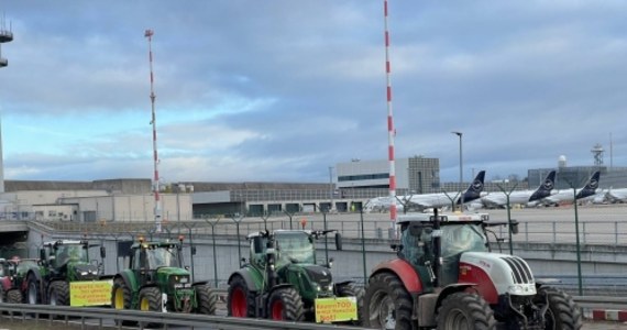 Od rana wokół największego niemieckiego lotniska - we Frankfurcie nad Menem - protestują rolnicy. Pasażerowie muszą być przygotowani na utrudnienia. 