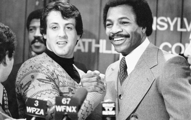 Sylvester Stallone w czułym nagraniu opublikowanym w mediach społecznościowych złożył hołd Carlowi Weathersowi. "Straciliśmy legendę" - powiedział Sly. Odtwórca roli Apolla Creeda w serii filmów "Rocky" zmarł w wieku 76 lat.