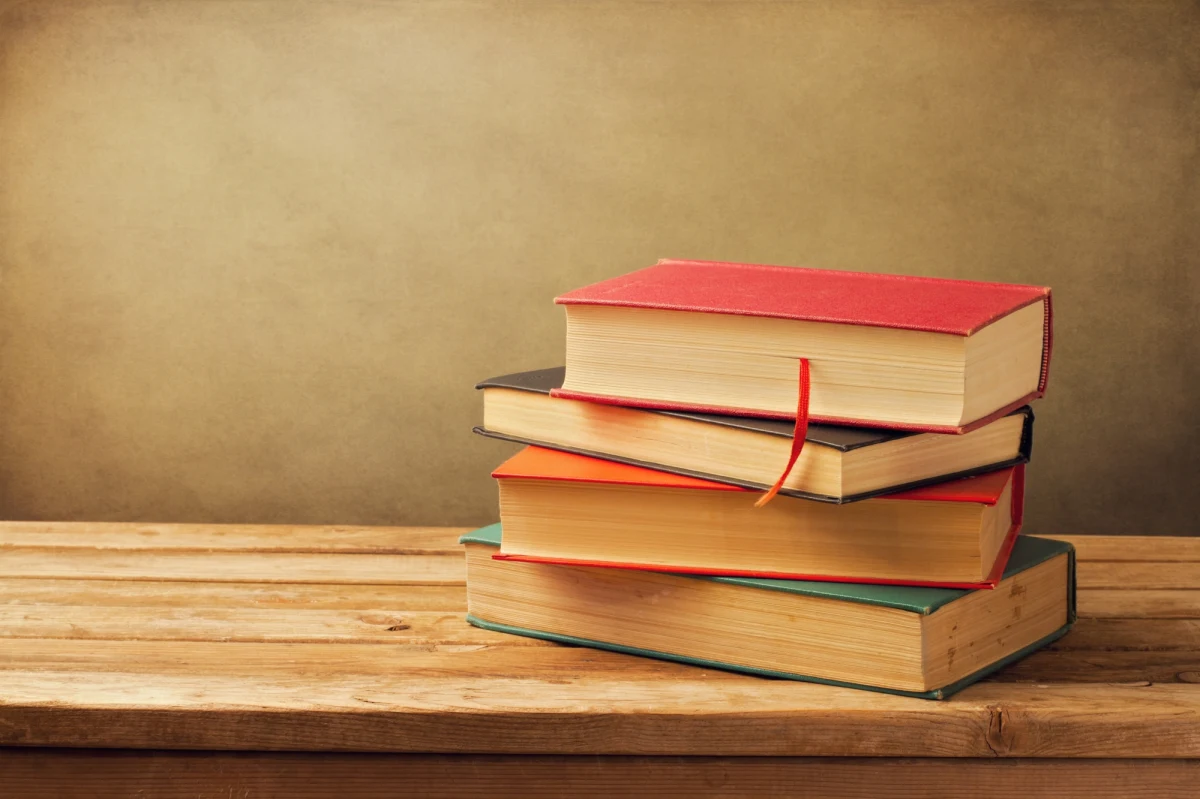 Podsumowanie czytelnictwa za 2023 r. przedstawione przez kaliską bibliotekę miejską pokazuje, że nowe trendy technologiczne nie zniechęcają czytelników do wypożyczania książek. Biblioteka zanotowała wzrost wypożyczeń. Znacznie więcej książek wypożyczają kobiety.