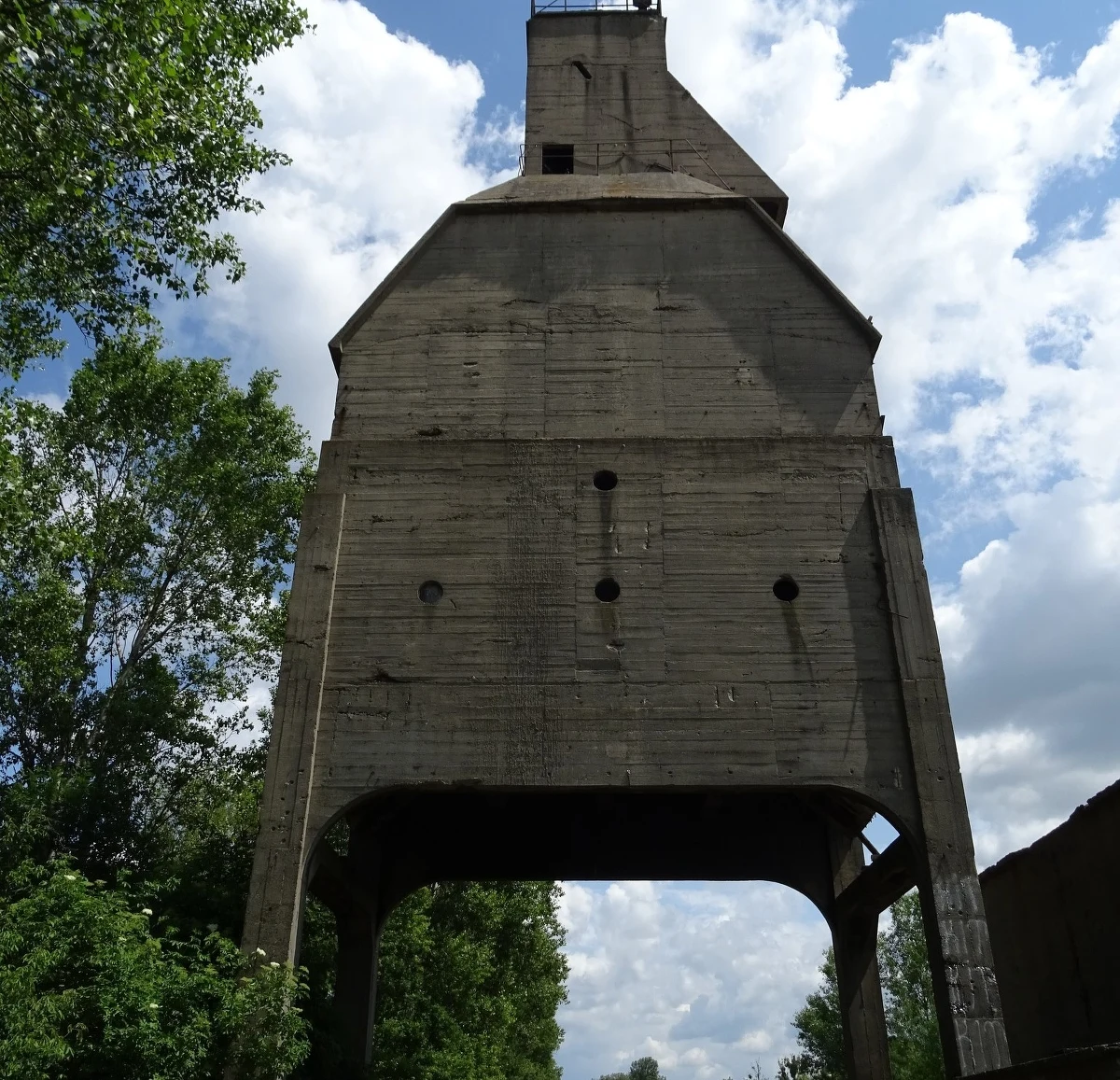 "Wpisałem do rejestru zabytków nieruchomych województwa mazowieckiego żelbetowy zasobnik węglowy do nawęglania parowozów przy ul. Gniewkowskiej 42 w Warszawie" - poinformował mazowiecki wojewódzki konserwator zabytków. Postępowanie w tej sprawie zostało wszczęte na wniosek stowarzyszenia "Kamień i co? Ratujemy warszawskie zabytki".