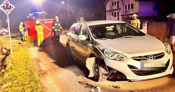 Do tragicznego zdarzenia doszło w piątek w miejscowości Chruślina (Lubelskie). Ze wstępnych ustaleń policjantów wynika, że kierująca samochodem osobowym 32-latka najechała na leżącego na jezdni mężczyznę. W wyniku doznanych obrażeń 50-letni pieszy zmarł.