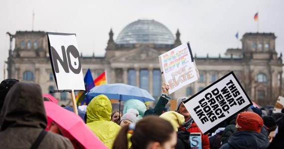 Znacznie więcej osób niż wcześniej zapowiadano, zebrało się w Berlinie, aby zaprotestować przeciwko prawicowemu ekstremizmowi. Według policji pojawiło się ponad 150 000 demonstrantów. Miejsce zgromadzeń przed Reichstagiem było całkowicie zapełnione.