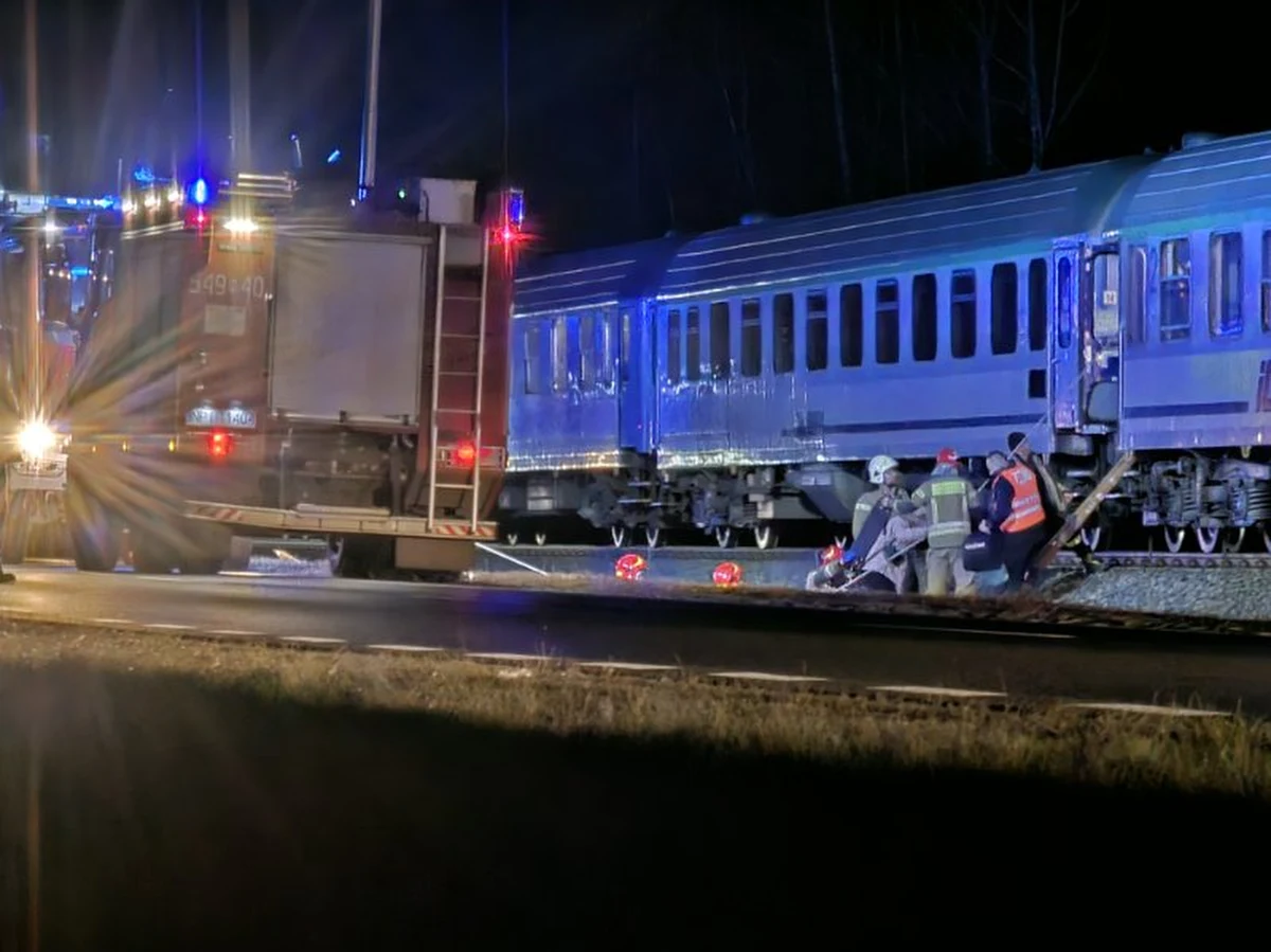 Strażacy pomogli w ewakuacji pasażerów pociągu relacji Warszawa - Gdynia. W miejscowości Snopki w powiecie piskim w woj. warmińsko-mazurskim zepsuła się lokomotywa. Informację o tym zdarzeniu dostaliśmy na Gorącą Linię RMF FM. 