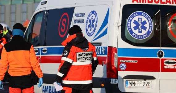 Tragiczny wypadek w miejscowości Zbludowice koło Buska-Zdroju w Świętokrzyskiem. 66-latka została przygnieciona przez samochód. Kobietę przewieziono do szpitala, ale jej życia nie udało się uratować.