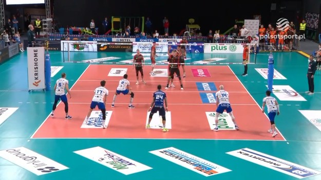 Fragmenty meczu MKS Ślepsk Malow Suwałki – Barkom Każany Lwów - siatkówka; PlusLiga, 20. kolejka. Mousse Gueye najpierw zaserwował asa, a po chwili posłał piłkę pod siatką.

