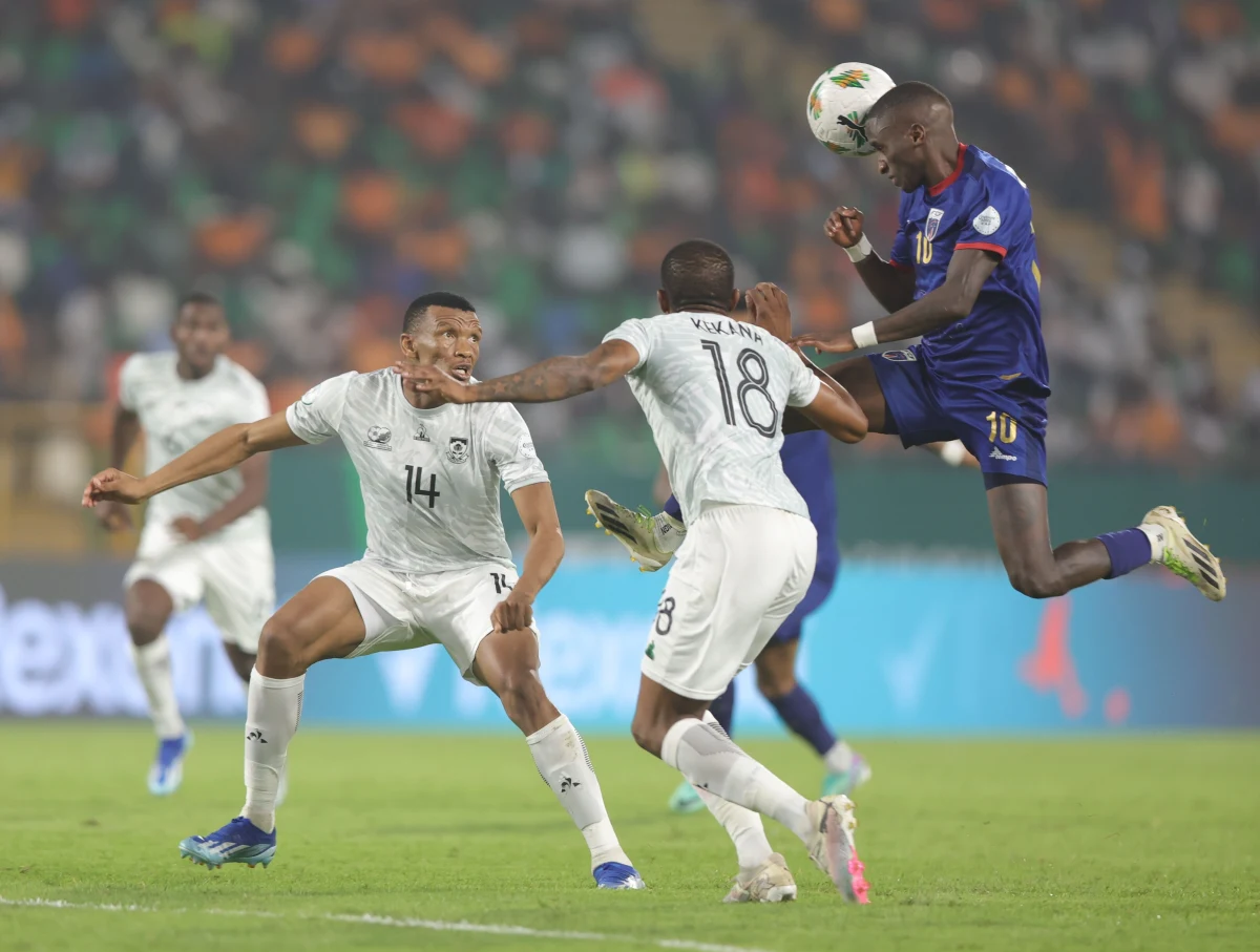 Wybrzeże Kości Słoniowej i RPA awansowały po zaciętych meczach do półfinałów piłkarskiego turnieju o Puchar Narodów Afryki. Gospodarze Iworyjczycy pokonali po dogrywce Mali 2:1, a ekipa "Bafana Bafana" wygrała w rzutach karnych z Republiką Zielonego Przylądka 2-1, wcześniej było 0:0.