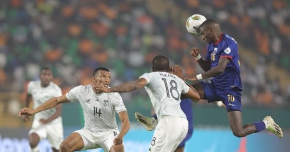 Wybrzeże Kości Słoniowej i RPA awansowały po zaciętych meczach do półfinałów piłkarskiego turnieju o Puchar Narodów Afryki. Gospodarze Iworyjczycy pokonali po dogrywce Mali 2:1, a ekipa "Bafana Bafana" wygrała w rzutach karnych z Republiką Zielonego Przylądka 2-1, wcześniej było 0:0.
