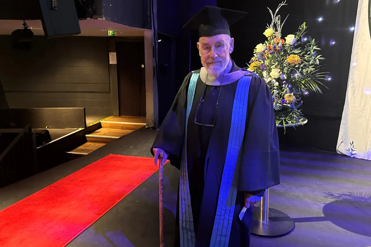 Wiek to tylko liczba. Udowodnił to David Marjot, który w wieku 95 lat zdobył tytuł magistra współczesnej filozofii europejskiej na  Uniwersytecie w Kingston w Wielkiej Brytanii. To jednak nie wszystko. W planach ma teraz doktorat! 