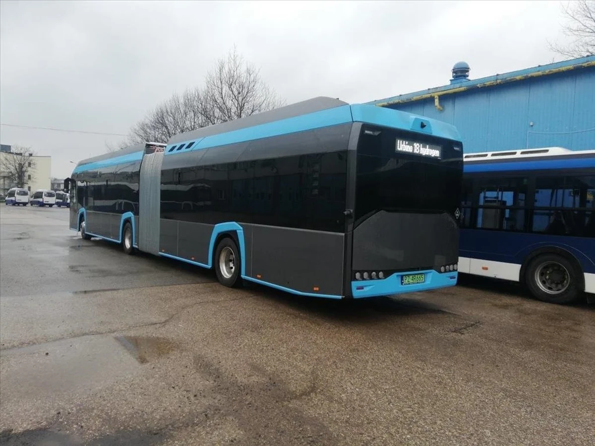 Miejskie Przedsiębiorstwo Komunikacyjne w Krakowie będzie testować przegubowy autobus Solaris zasilany wodorem. Przewoźnik w najbliższych latach planuje zakup nowych autobusów napędzanych tym paliwem - z wykorzystaniem środków unijnych.