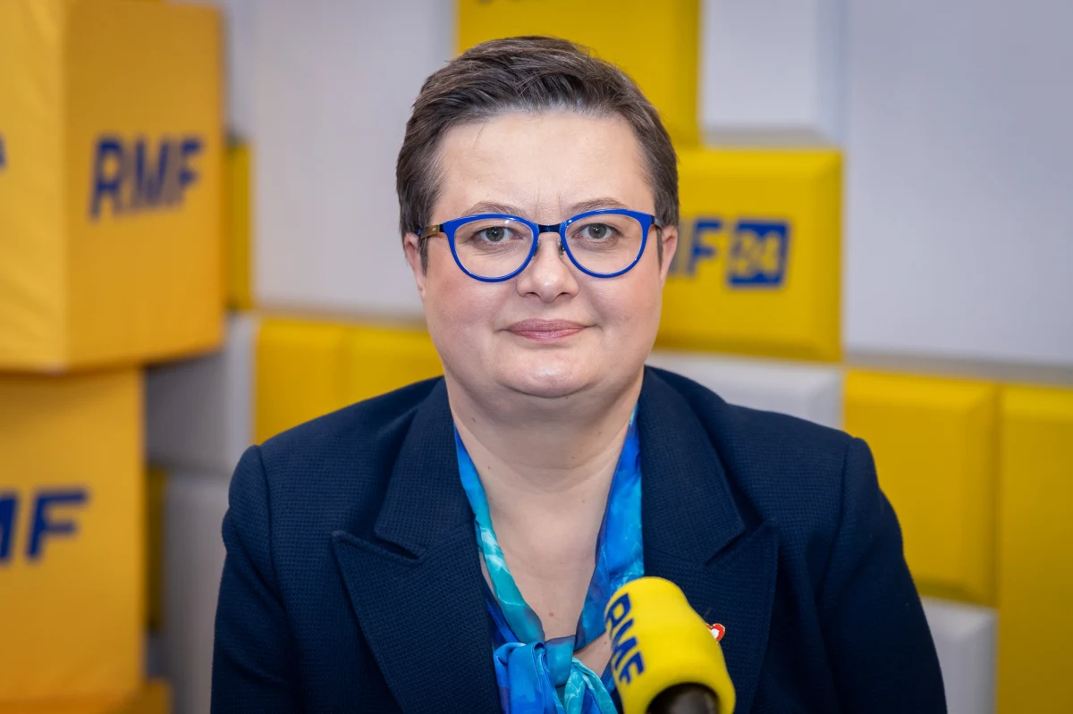 Podwyżki dla nauczycieli będą od kwietnia, może gdzieniegdzie uda się od marca – mówiła w Rozmowie o 7:00 w internetowym Radiu RMF24 wiceminister edukacji Katarzyna Lubnauer. "Niestety, prezydent odwlekał powołanie rządu Donalda Tuska, do tego jeszcze zawetował ustawę okołobudżetową. To wszystko się przesunęło. Podwyżki są od stycznia, nawet jeśli będą wypłacane w kwietnia, to będą wypłacone z tą częścią podwyżki, która wynika na styczeń, luty i marzec" – zapewniała wiceszefowa MEN. 