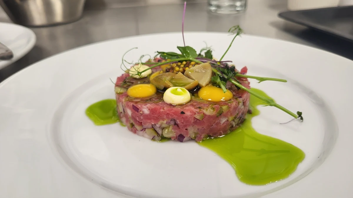 Tatar, a właściwie befsztyk tatarski, to niewątpliwie król karnawałowych przysmaków. Ten tradycyjny przygotowywany jest ze świeżego, surowego, drobno siekanego mięsa wołowego – z polędwicy lub ligawy. W RMF FM sprawdziliśmy jak przygotować tradycyjnego tatara.