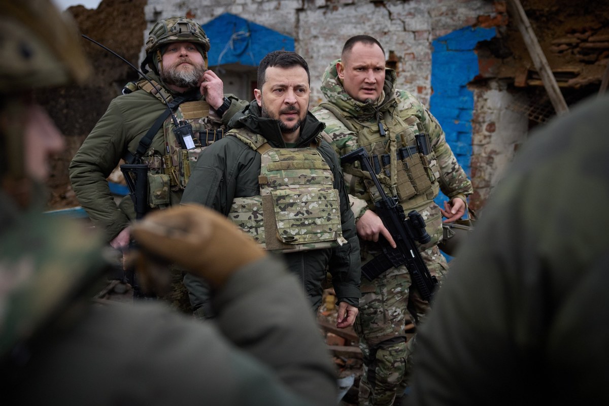 Prezydent Ukrainy Wołodymyr Zełenski odwiedził w niedzielę żołnierzy walczących na froncie w okolicy wsi Robotyne w obwodzie zaporoskim. "Jesteśmy dumni z naszych wojowników i wdzięczni im wszystkim" - podkreślił Zełenski.